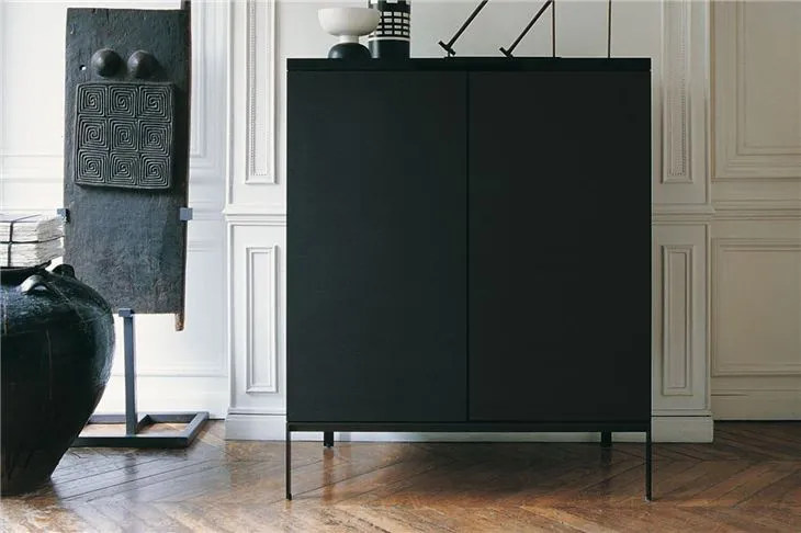 Drewniana szafka na buty w apartamencie hotelowym